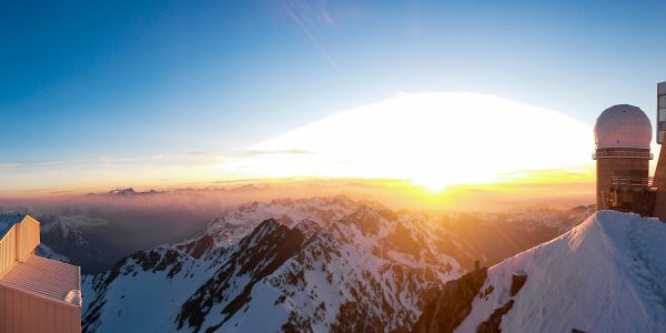 Panoramique au couchant. A droite, la coupole Bernard Lyot et son téléscope de 2 m.