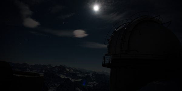 La lune et la coupole Charvin, dont le téléscope de 400 mm est à la disposition des visiteurs nocturnes.
